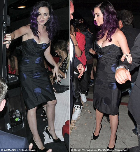 Katy Perry diện một chiếc váy chấm bi cúp ngực rất trễ nải
