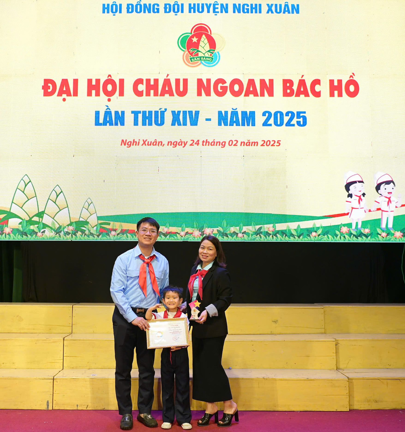 Em Quang nhận giấy khen của Tỉnh Đoàn Hà Tĩnh trao tặng.