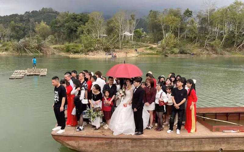 Hình ảnh chú rể rước dâu bằng xuồng "gây bão" dân mạng.