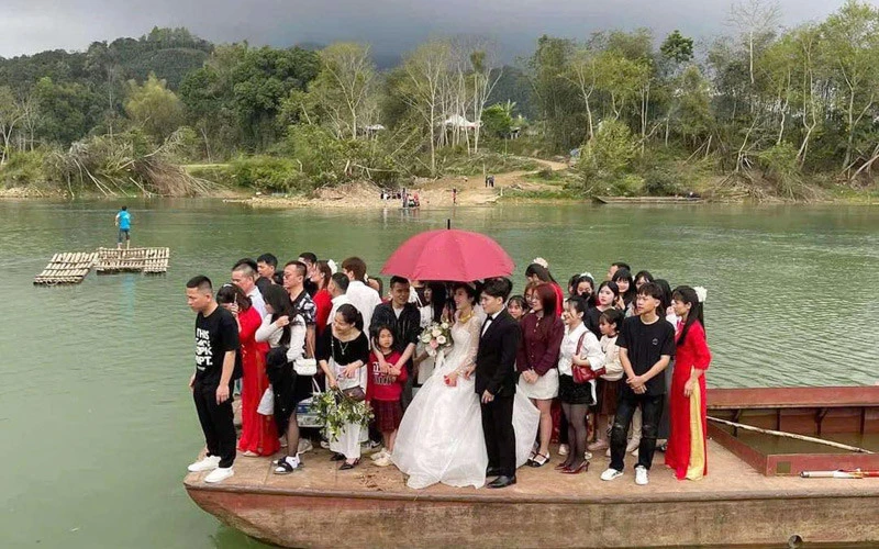 Hình ảnh chú rể rước dâu bằng xuồng "gây bão" dân mạng.