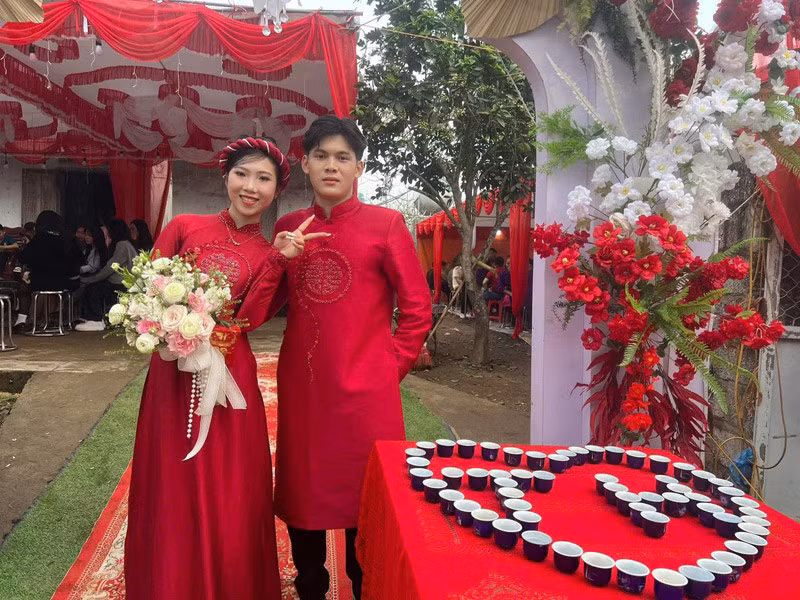 Nhà gái thử thách chú rể bằng 60 chén rượu.