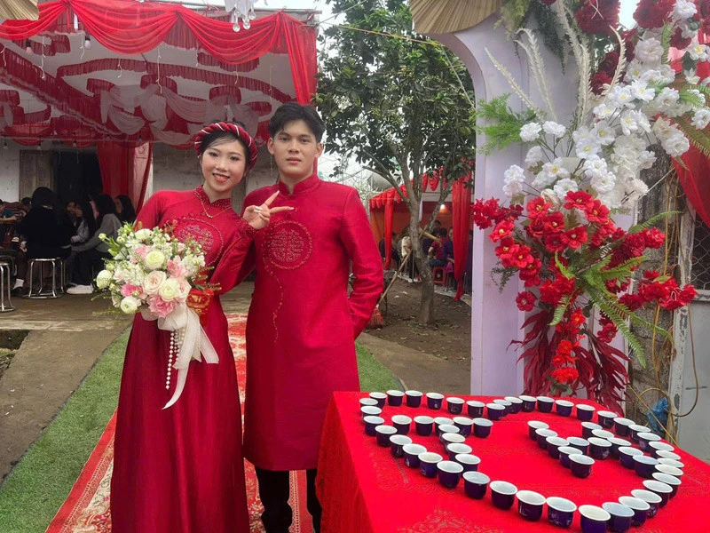 Nhà gái thử thách chú rể bằng 60 chén rượu.