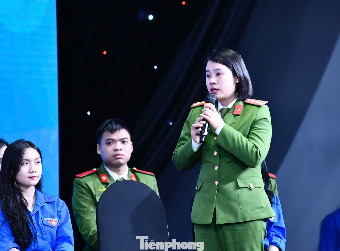 Đại úy Lê Thị Lan Vân - cán bộ Công an xã Mò Ó (huyện Đakrông, Quảng Trị) đặt câu hỏi với Ban Bí thư T.Ư Đoàn về giải pháp để tuyên truyền, giáo dục trên không gian mạng cho thanh niên. Đại úy Lê Thị Lan Vân - cán bộ Công an xã Mò Ó (huyện Đakrông, Quảng Trị) đặt câu hỏi với Ban Bí thư T.Ư Đoàn về giải pháp để tuyên truyền, giáo dục trên không gian mạng cho thanh niên.