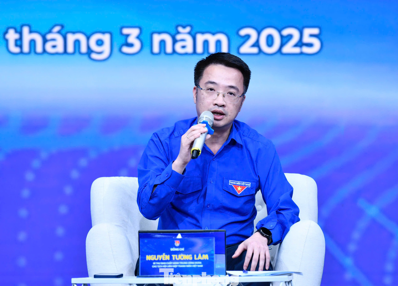 Các đồng chí trong Ban Bí thư T.Ư Đoàn: anh Ngô Văn Cương, anh Nguyễn Tường Lâm, chị Nguyễn Phạm Duy Trang, anh Nguyễn Minh Triết trao đổi tại Diễn đàn. Ảnh: Như Ý Các đồng chí trong Ban Bí thư T.Ư Đoàn: anh Ngô Văn Cương, anh Nguyễn Tường Lâm, chị Nguyễn Phạm Duy Trang, anh Nguyễn Minh Triết trao đổi tại Diễn đàn. Ảnh: Như Ý