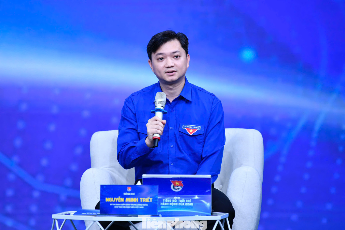 Các đồng chí trong Ban Bí thư T.Ư Đoàn: anh Ngô Văn Cương, anh Nguyễn Tường Lâm, chị Nguyễn Phạm Duy Trang, anh Nguyễn Minh Triết trao đổi tại Diễn đàn. Ảnh: Như Ý Các đồng chí trong Ban Bí thư T.Ư Đoàn: anh Ngô Văn Cương, anh Nguyễn Tường Lâm, chị Nguyễn Phạm Duy Trang, anh Nguyễn Minh Triết trao đổi tại Diễn đàn. Ảnh: Như Ý