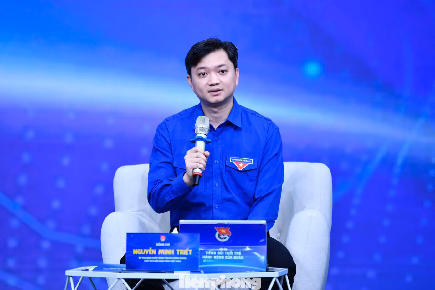 Các đồng chí trong Ban Bí thư T.Ư Đoàn: anh Ngô Văn Cương, anh Nguyễn Tường Lâm, chị Nguyễn Phạm Duy Trang, anh Nguyễn Minh Triết trao đổi tại Diễn đàn. Ảnh: Như Ý