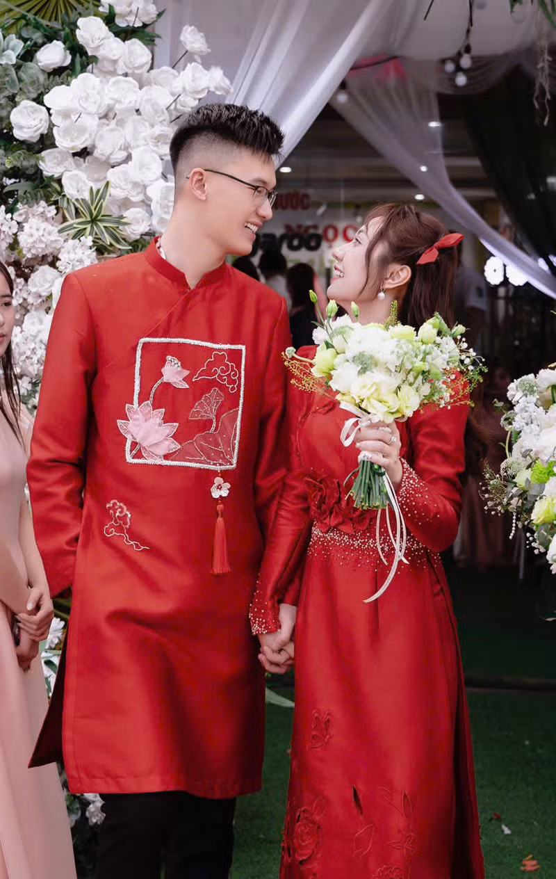 Cặp đôi "chị - em" thành đôi một cách bất ngờ.