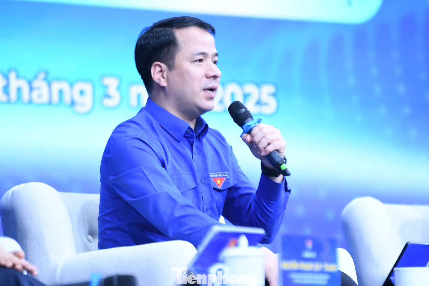 Các đồng chí trong Ban Bí thư T.Ư Đoàn: anh Ngô Văn Cương, anh Nguyễn Tường Lâm, chị Nguyễn Phạm Duy Trang, anh Nguyễn Minh Triết trao đổi tại Diễn đàn. Ảnh: Như Ý Các đồng chí trong Ban Bí thư T.Ư Đoàn: anh Ngô Văn Cương, anh Nguyễn Tường Lâm, chị Nguyễn Phạm Duy Trang, anh Nguyễn Minh Triết trao đổi tại Diễn đàn. Ảnh: Như Ý