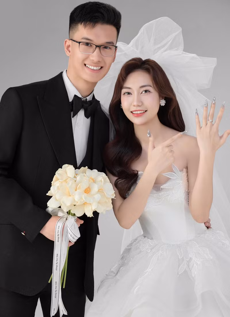 Kỳ Anh kém vợ 1 tuổi.