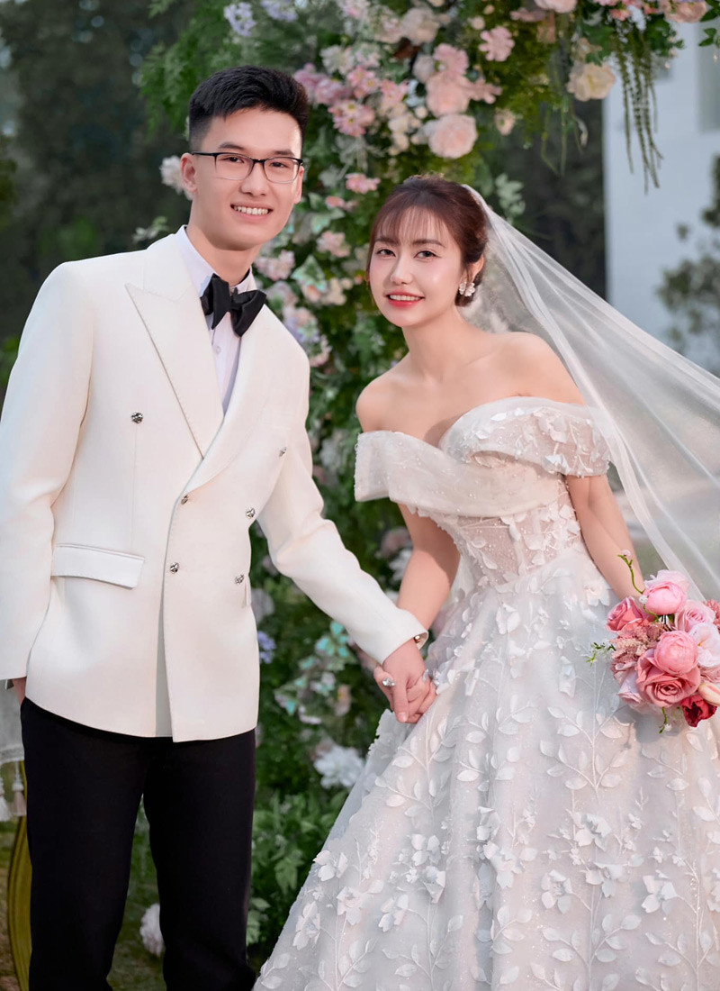 Kỳ Anh kém vợ 1 tuổi.