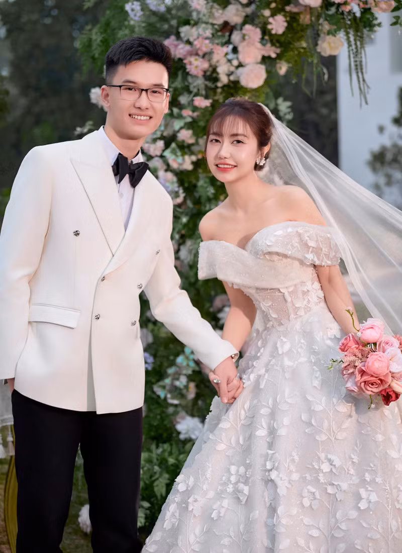 Kỳ Anh kém vợ 1 tuổi.