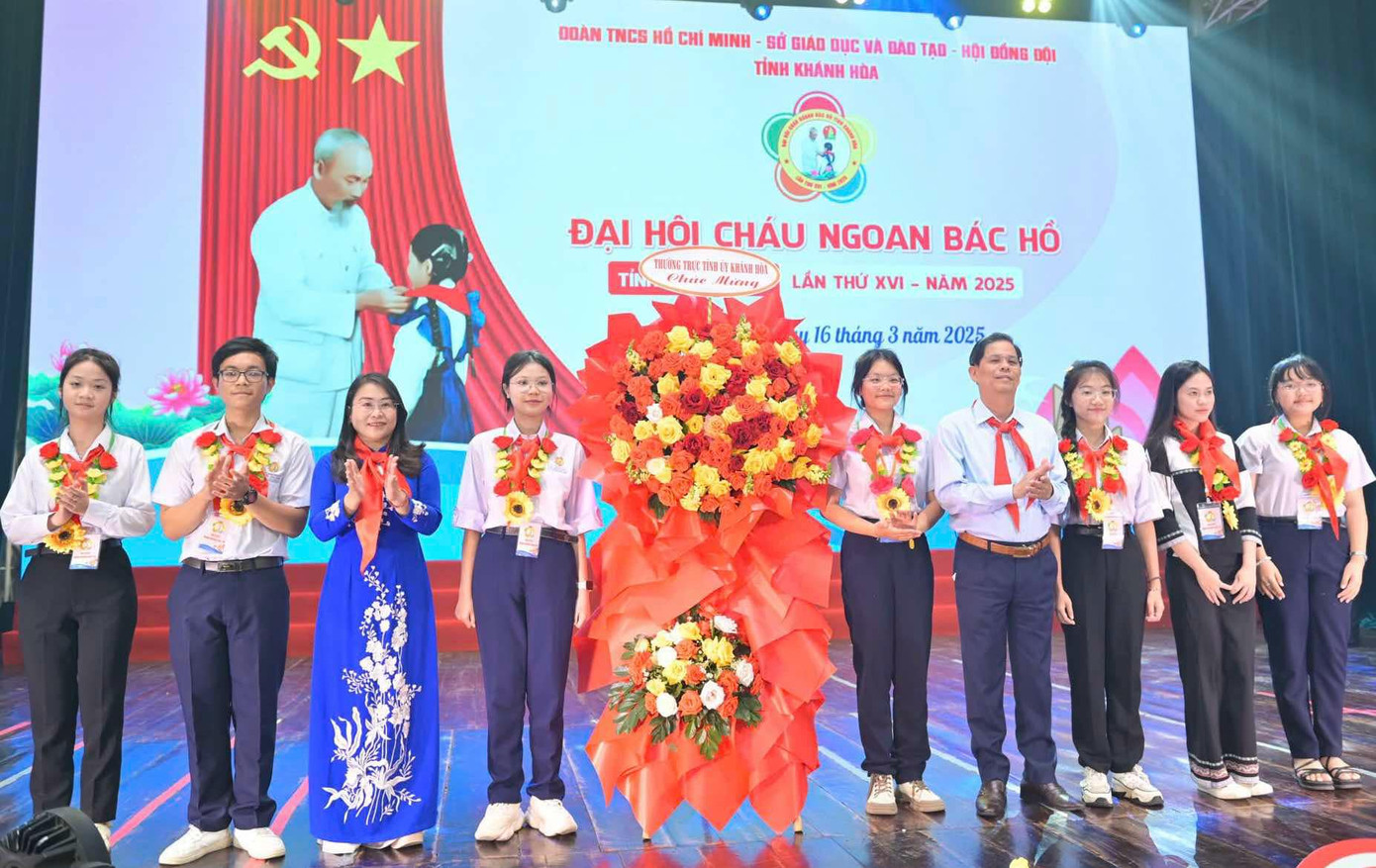 Chủ tịch UBND tỉnh Khánh Hòa Nguyễn Tấn Tuân tặng hoa chúc mừng đại hội. Chủ tịch UBND tỉnh Khánh Hòa Nguyễn Tấn Tuân tặng hoa chúc mừng đại hội.