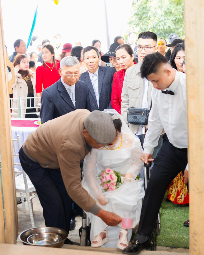 Cô dâu, chú rể thực hiện nghi thức rửa chân và nhận quà tặng trong ngày cưới. Cô dâu, chú rể thực hiện nghi thức rửa chân và nhận quà tặng trong ngày cưới.