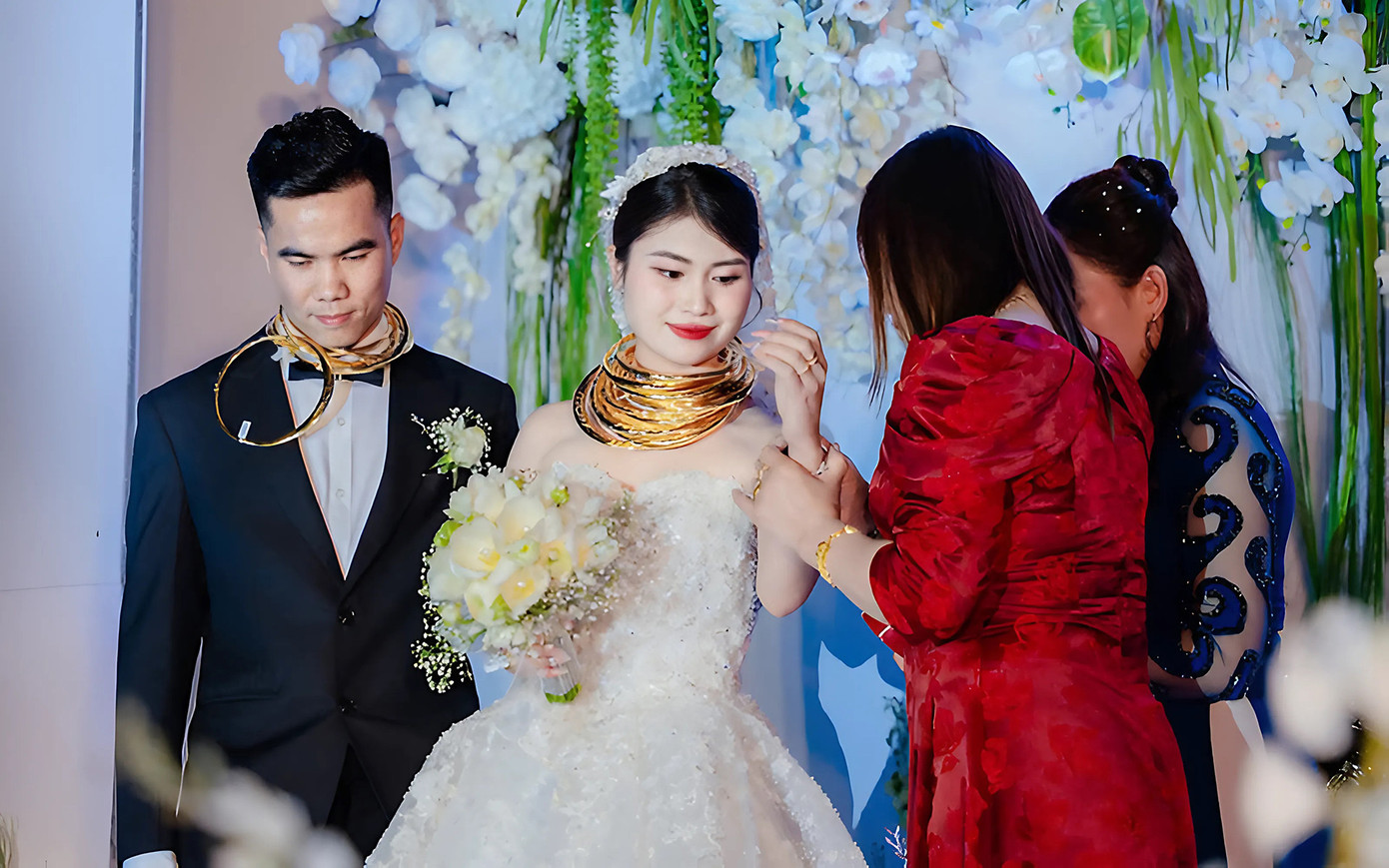 Cặp đôi nhận được gần 15 cây vàng cưới. Cặp đôi nhận được gần 15 cây vàng cưới.