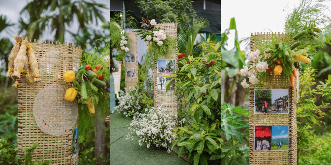 Những chiếc vỉ phơi bánh tráng được bài trí ở lối ra vào.