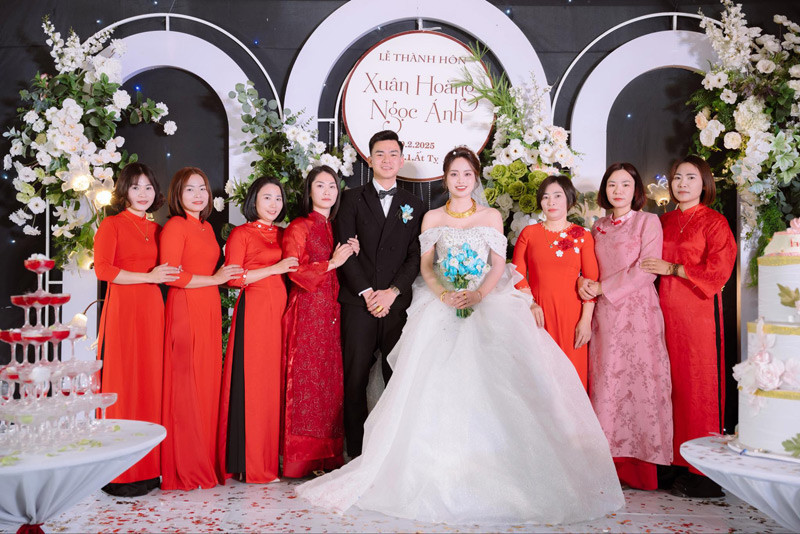 Vợ chồng Ánh chụp ảnh kỷ niệm cùng 7 người chị gái.