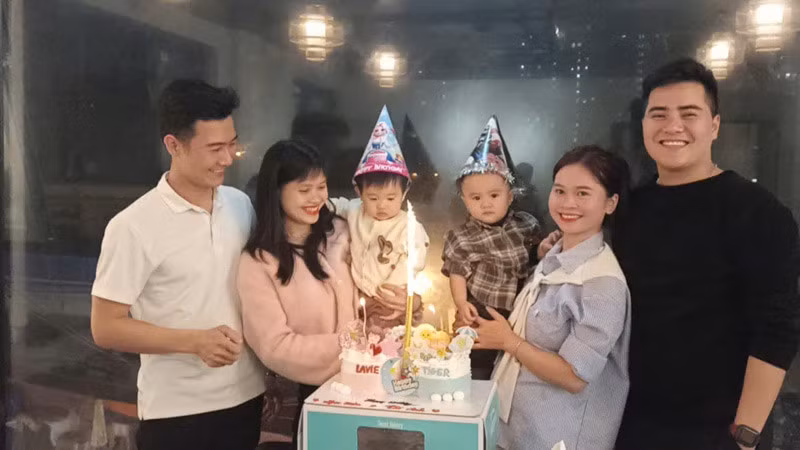 Anh em Trọng Hạnh cùng tổ chức sinh nhật cho các con. Anh em Trọng Hạnh cùng tổ chức sinh nhật cho các con.