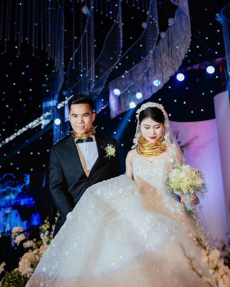 Cặp đôi hạnh phúc trước tình yêu thương của gia đình dành cho mình. Cặp đôi hạnh phúc trước tình yêu thương của gia đình dành cho mình.