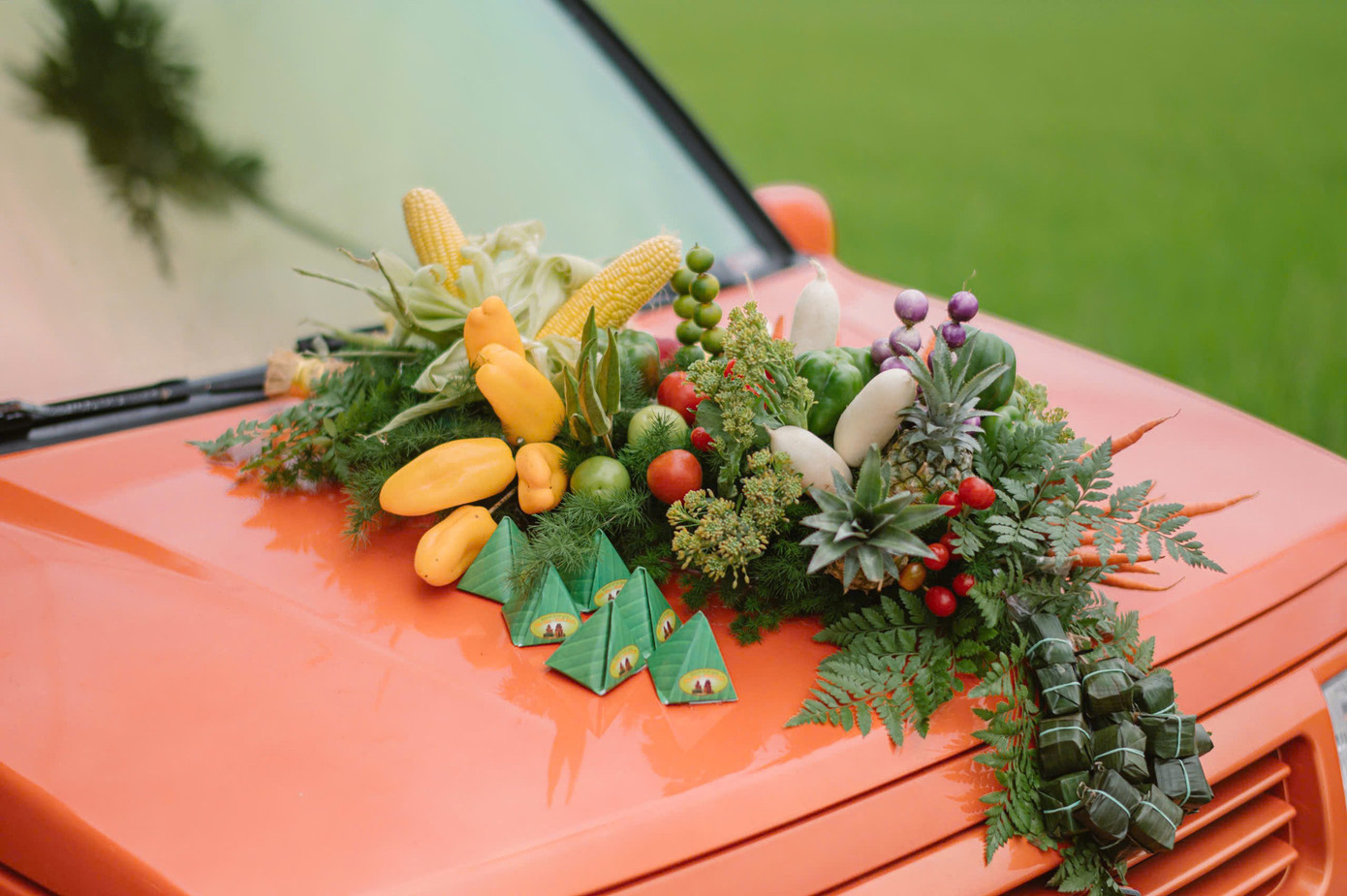Xe hoa được trang trí nổi bật với những bó rau củ quả và bánh.