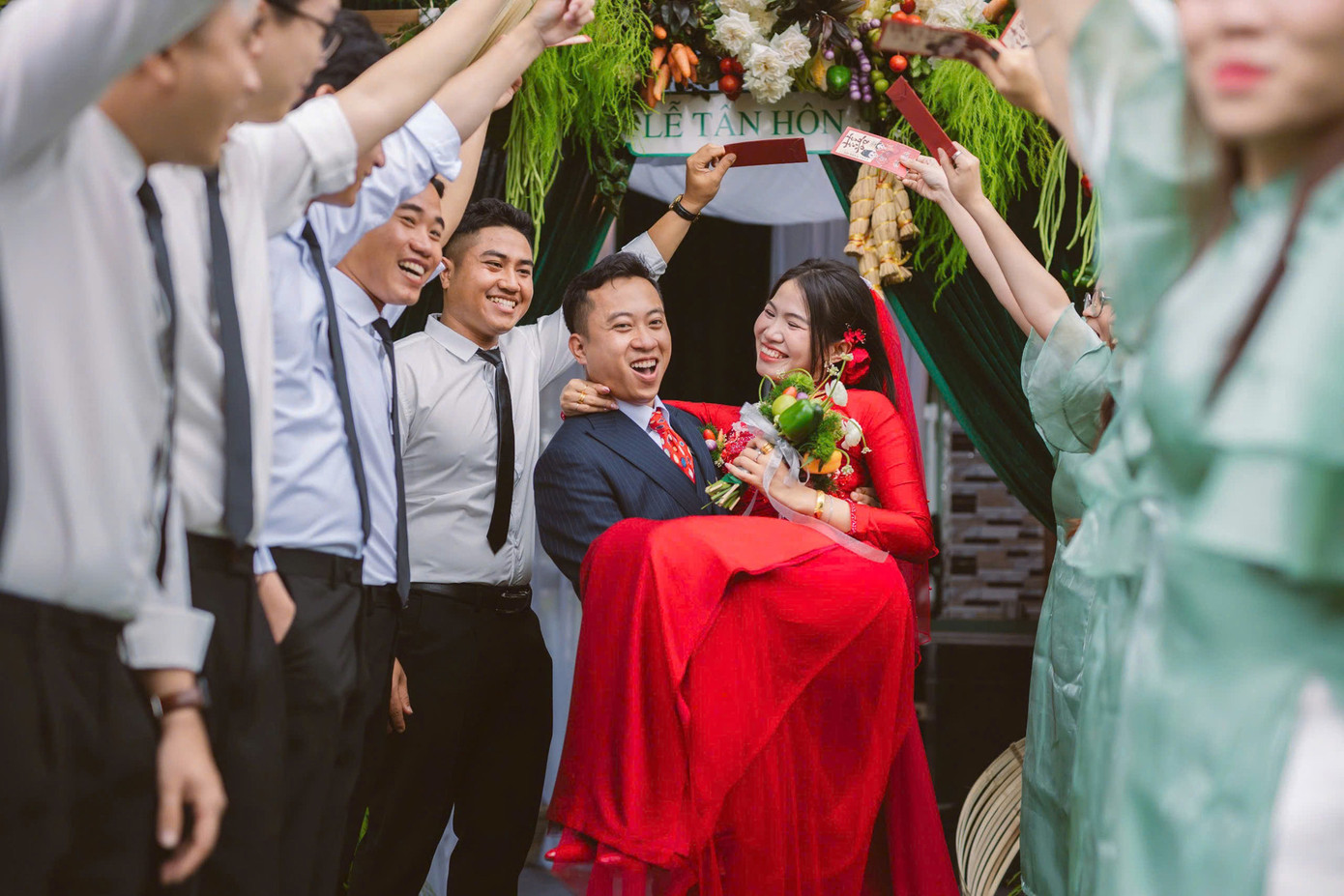 Cặp đôi cùng đơn vị cung cấp dịch vụ tốn 2 ngày để chuẩn bị nguyên vật liệu và hoàn thiện việc trang trí.