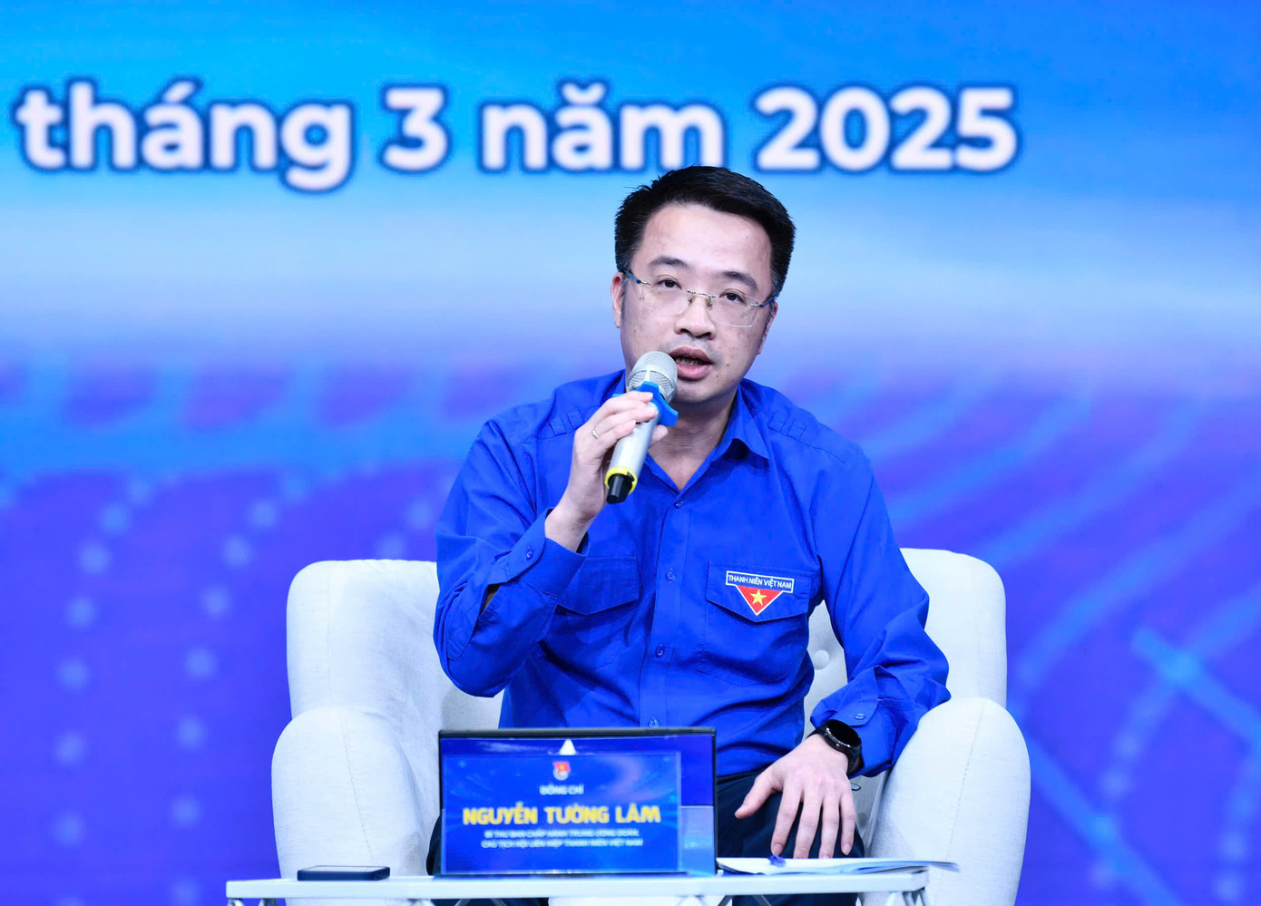 Anh Nguyễn Tường Lâm – Bí thư T.Ư Đoàn, Chủ tịch Hội LHTN Việt Nam trao đổi tại Diễn đàn.