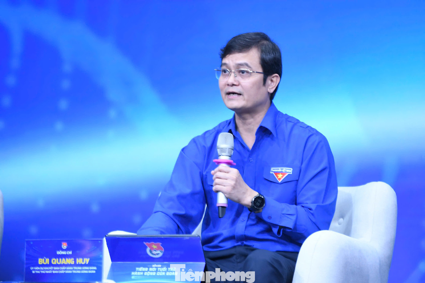 Anh Bùi Quang Huy - Bí thư thứ nhất T.Ư Đoàn trao đổi tại Diễn đàn. Anh Bùi Quang Huy - Bí thư thứ nhất T.Ư Đoàn trao đổi tại Diễn đàn.