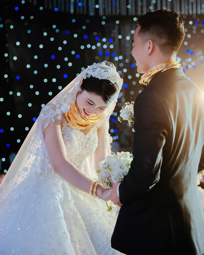 Cặp đôi hạnh phúc trước tình yêu thương của gia đình dành cho mình. Cặp đôi hạnh phúc trước tình yêu thương của gia đình dành cho mình.