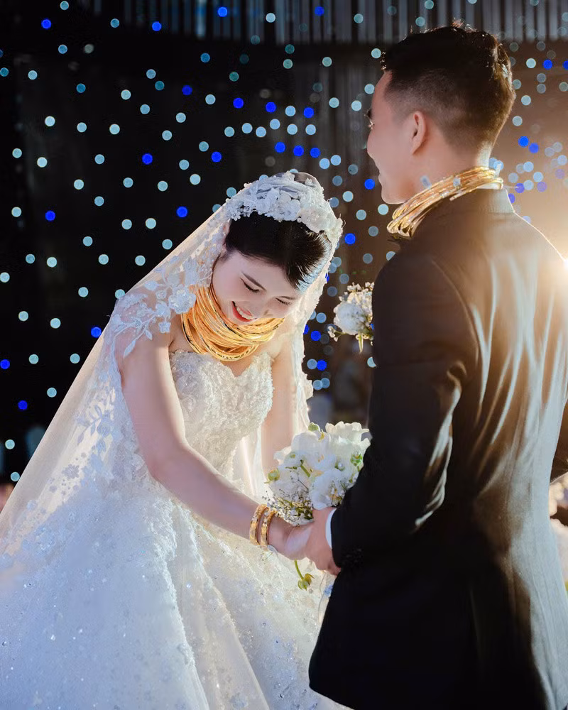 Cặp đôi hạnh phúc trước tình yêu thương của gia đình dành cho mình.