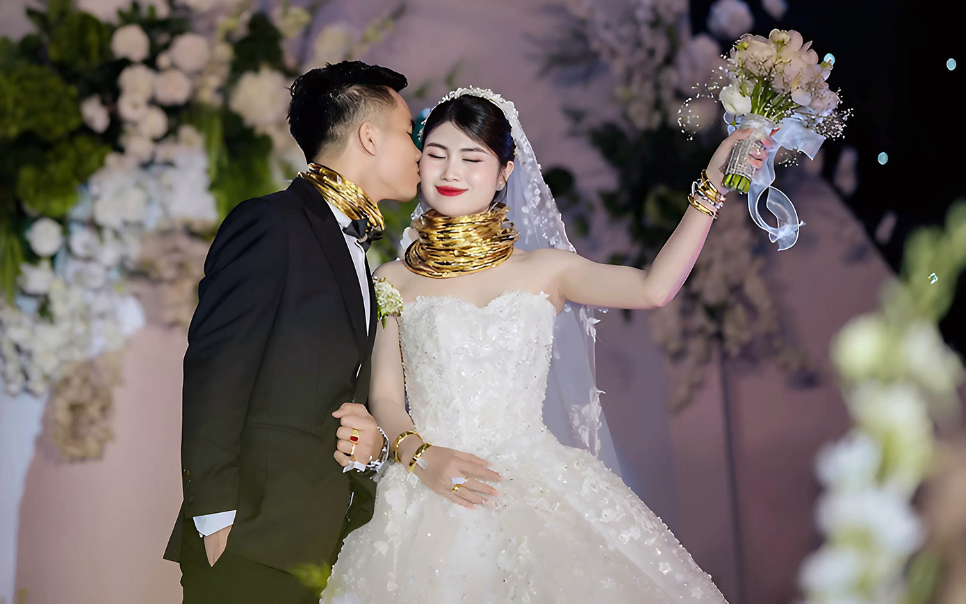 Cô dâu, chú rể đeo vàng trĩu cổ. Cô dâu, chú rể đeo vàng trĩu cổ.