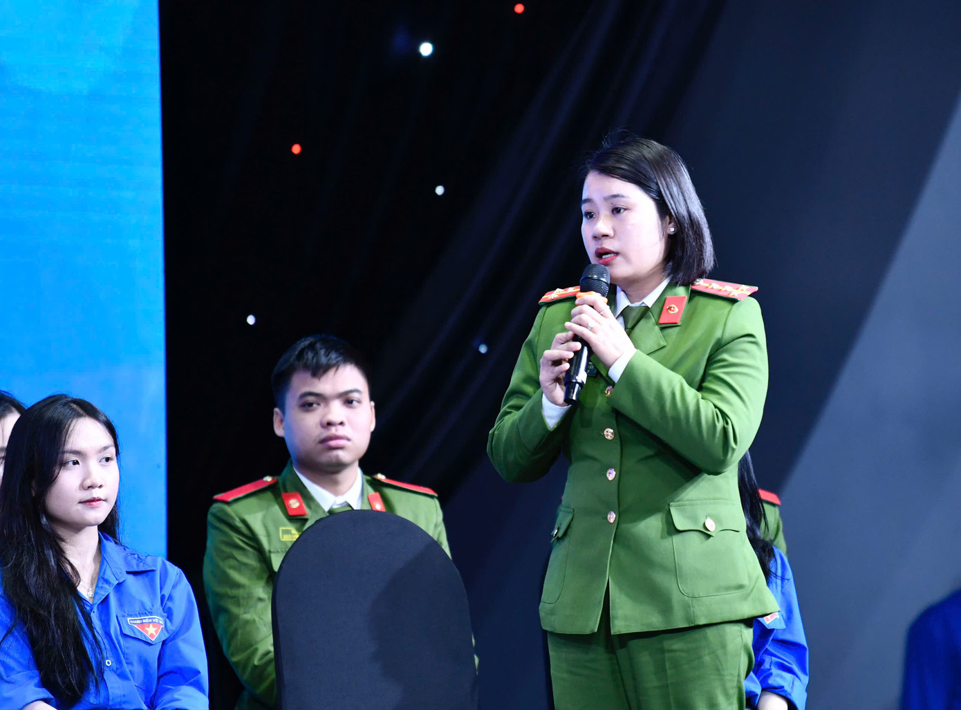 Đại úy Lê Thị Lan Vân - cán bộ Công an xã Mò Ó (huyện Đakrông, Quảng Trị) đặt câu hỏi với Ban Bí thư T.Ư Đoàn về giải pháp để tuyên truyền, giáo dục trên không gian mạng cho thanh niên.