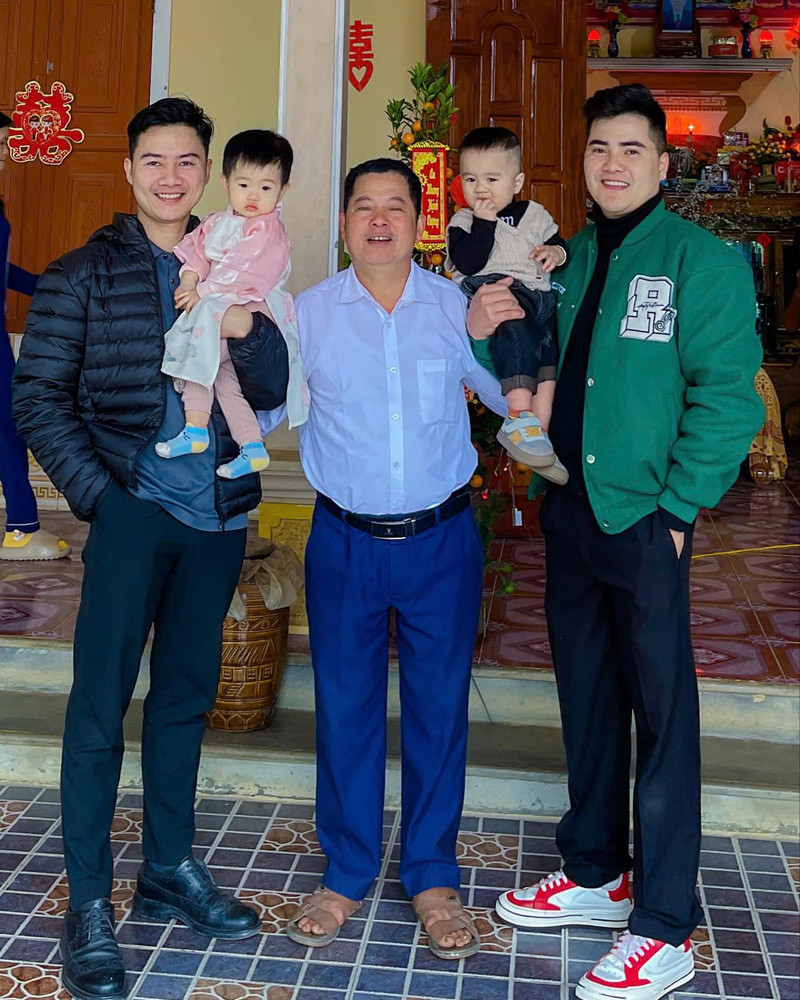 Hai anh em đồng hành cùng nhau trong từng bước đường đời. Hai anh em đồng hành cùng nhau trong từng bước đường đời.