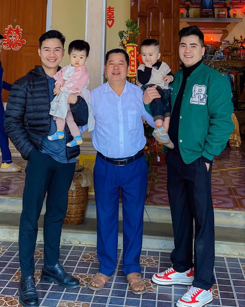 Hai anh em đồng hành cùng nhau trong từng bước đường đời. Hai anh em đồng hành cùng nhau trong từng bước đường đời.