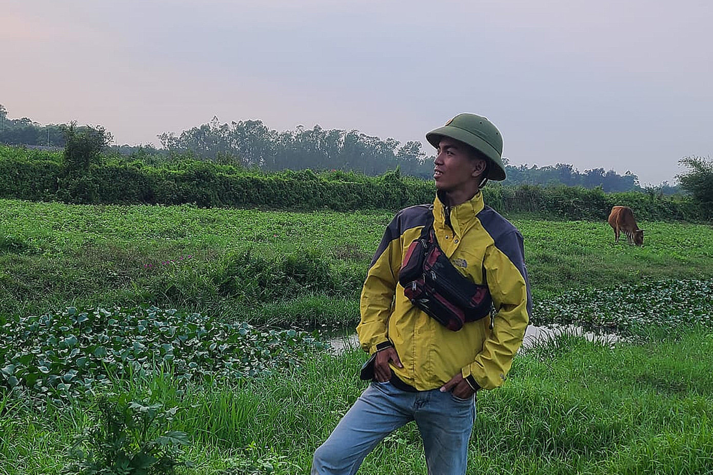 Trần Việt Dương là người vẫy cờ chào các phi công. Ảnh: NVCC