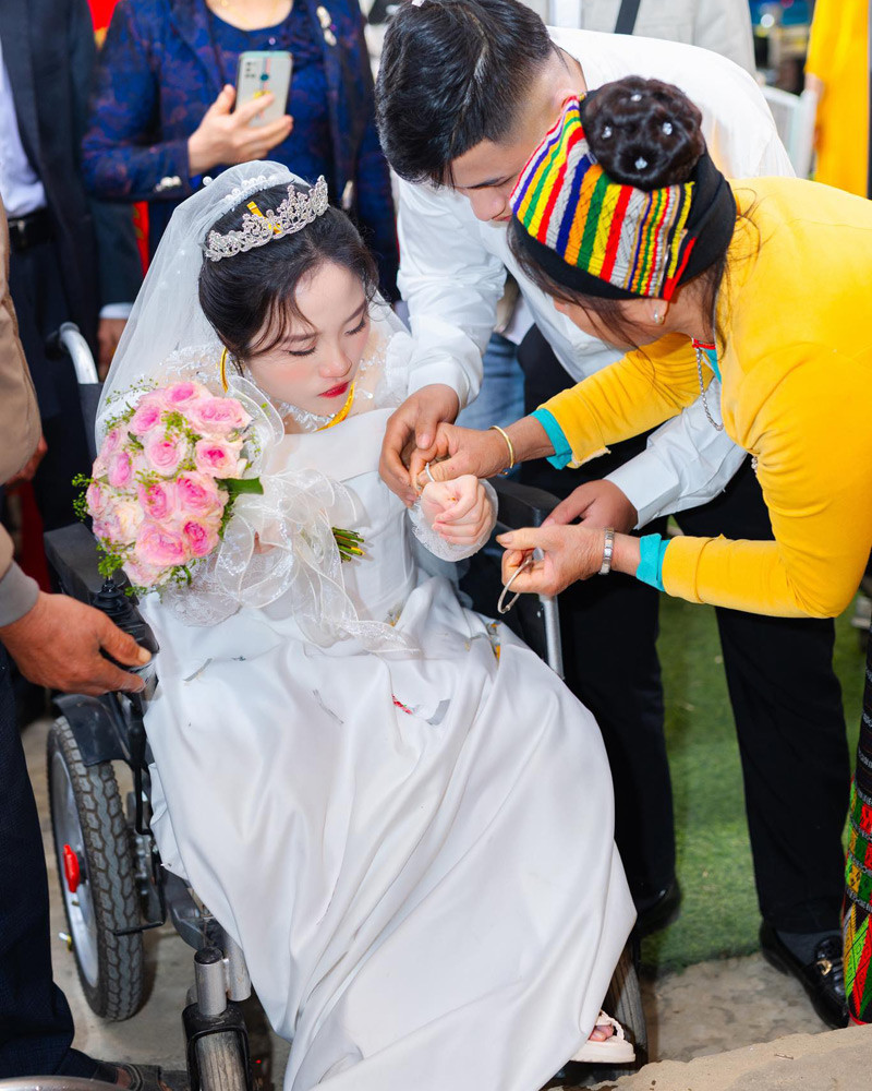 Cô dâu, chú rể thực hiện nghi thức rửa chân và nhận quà tặng trong ngày cưới. Cô dâu, chú rể thực hiện nghi thức rửa chân và nhận quà tặng trong ngày cưới.