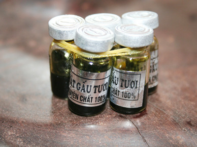 Những lọ mật gấu mua được ở Phúc Thọ, Hà Nội, đầu tháng 10-2010