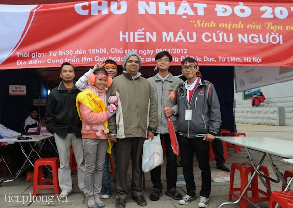 Hiến máu xong, ông Mahadevan (giữa) cảm thấy rất vui vì làm được điều có ích. Ảnh: Tuấn Nguyễn.