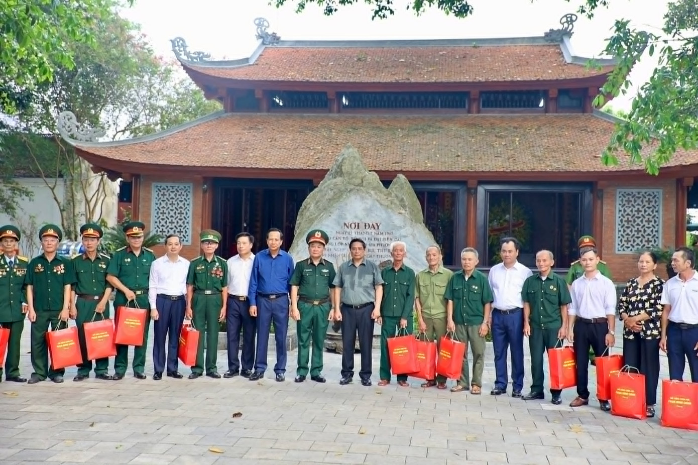 Thủ tướng Phạm Minh Chính tặng quà động viên thương, bệnh binh, gia đình liệt sĩ huyện Đại Từ. Ảnh: Trọng Tài