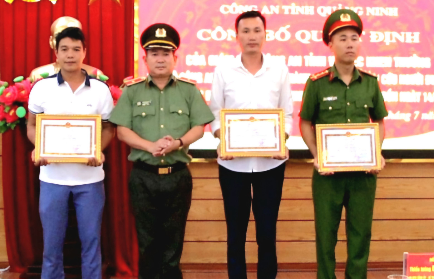 Thiếu tướng Đinh Văn Nơi tặng giấy khen cho 3 cá nhân dũng cảm cứu người.