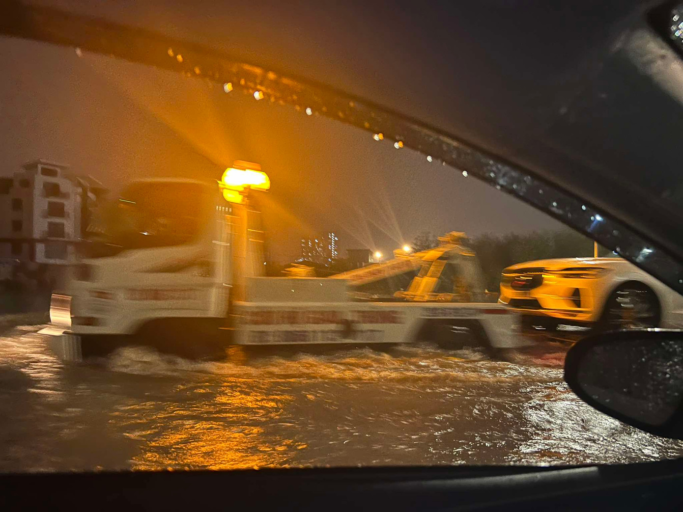 Ô tô chết máy phải nhờ cứu hộ giao thông