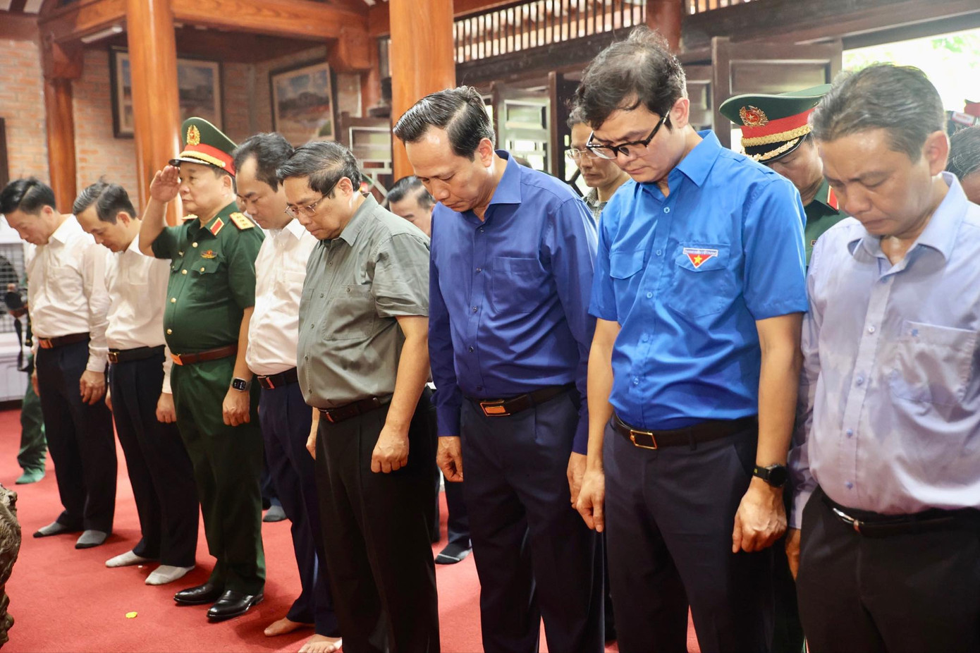 Thủ tướng cùng đoàn công tác dâng hương tại khu di tích. Ảnh: Trọng Tài