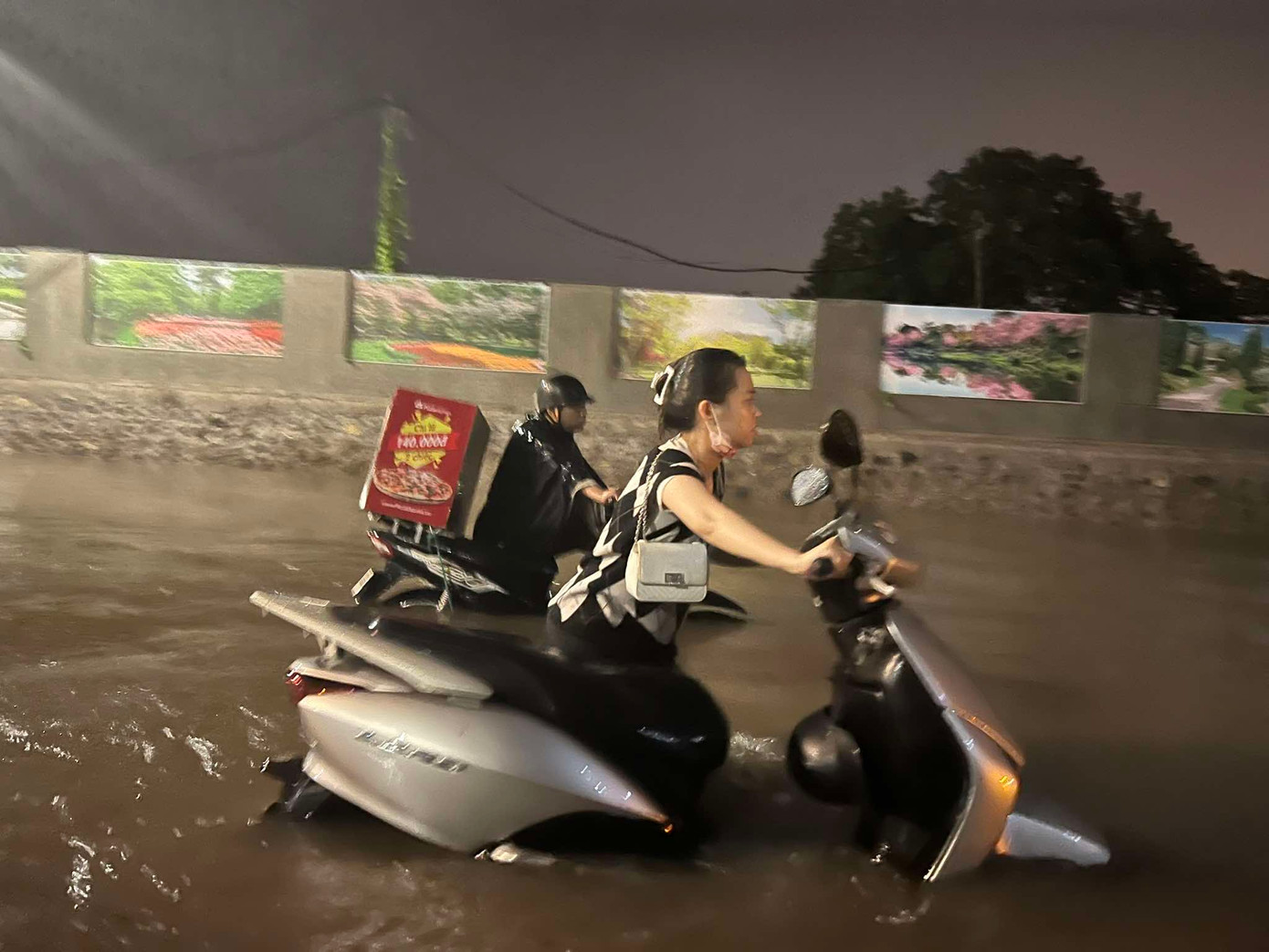 Ngập sâu tại nhiều tuyến phố thuộc Quận Long Biên. Trong ảnh: Đoạn đường đi qua Khu đô thị Khai Sơn, Long Biên ngập sâu, không có biển cảnh báo khiến nhiều xe máy, ô tô khi đi vào bị ngập nước, chết máy.