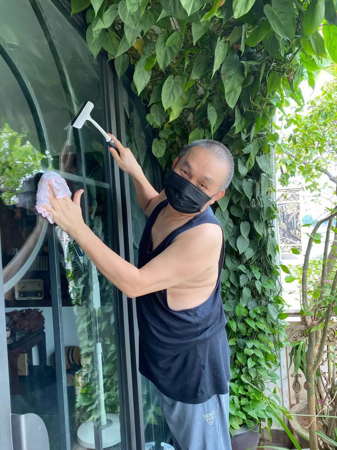 Đây cũng là nơi yêu thích của nghệ sĩ vào thời gian rảnh rỗi bởi Xuân Hinh rất thích dành thời gian để chăm sóc hoa, cây cảnh để có được cảm giác bình yên, thư giãn. Đây cũng là nơi yêu thích của nghệ sĩ vào thời gian rảnh rỗi bởi Xuân Hinh rất thích dành thời gian để chăm sóc hoa, cây cảnh để có được cảm giác bình yên, thư giãn.