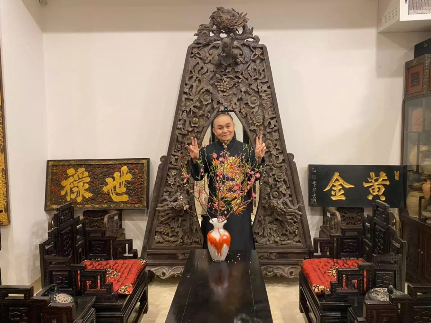 Bên trong, nghệ sĩ Xuân Hinh bài trí nội thất theo hướng hoài cổ, đậm nét truyền thống. Bên trong, nghệ sĩ Xuân Hinh bài trí nội thất theo hướng hoài cổ, đậm nét truyền thống.