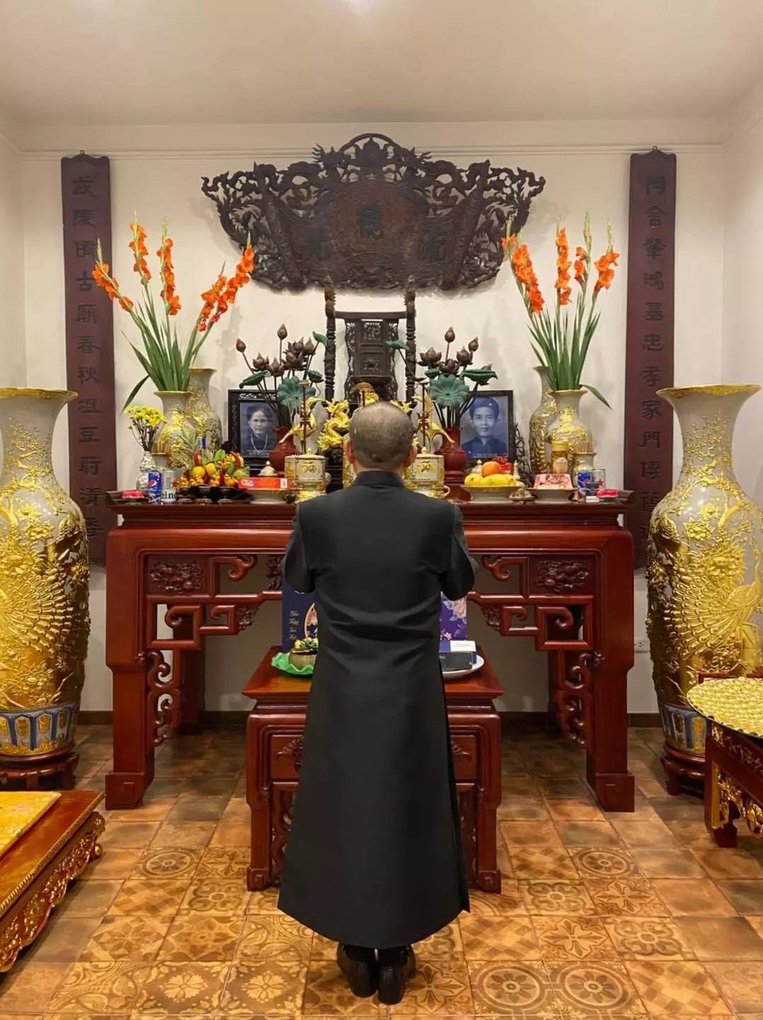 Khu vực thờ phượng được bài trí trang nghiêm. Khu vực thờ phượng được bài trí trang nghiêm.