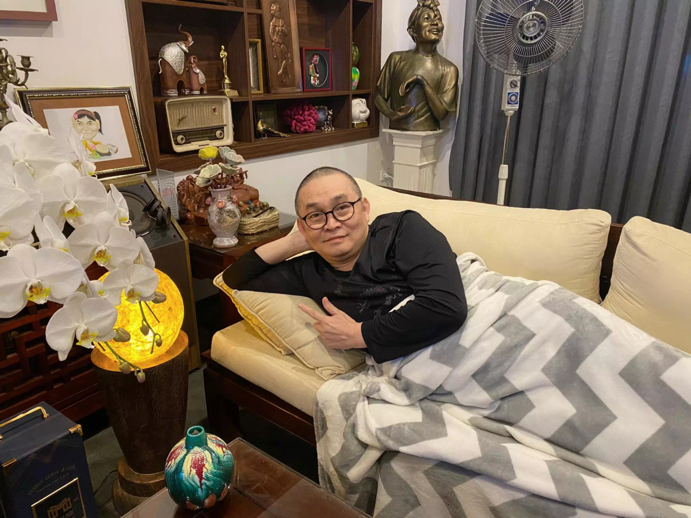 Nghệ sĩ Xuân Hinh bên bức tượng đồng khắc hoạ hình tượng của mình. Nghệ sĩ Xuân Hinh bên bức tượng đồng khắc hoạ hình tượng của mình.