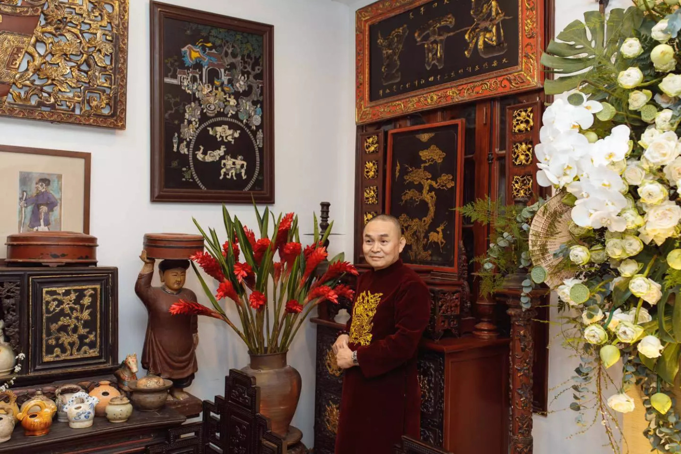 Tủ khảm trai, hoành phi câu đối, các bình vôi cổ,... được nghệ sĩ Xuân Hinh trưng bày kín nhà. Tủ khảm trai, hoành phi câu đối, các bình vôi cổ,... được nghệ sĩ Xuân Hinh trưng bày kín nhà.