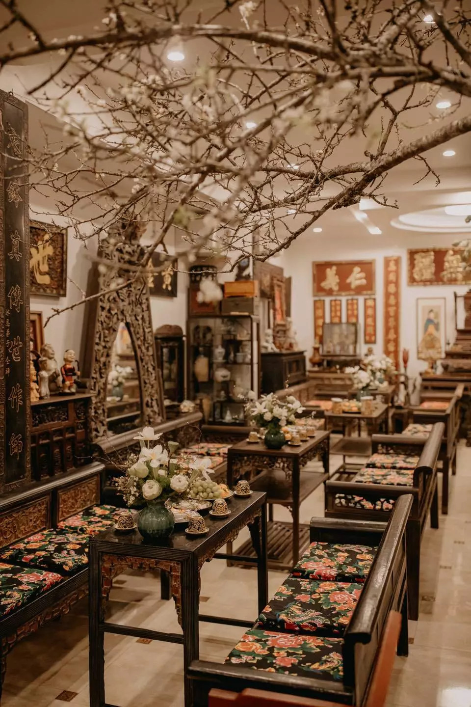 Bộ trường kỷ, tủ thờ gia tiên đều được làm từ gỗ quý, chạm trổ tinh xảo Bộ trường kỷ, tủ thờ gia tiên đều được làm từ gỗ quý, chạm trổ tinh xảo