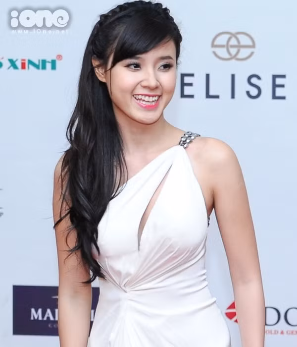 Hiền Thục Hoa hậu Ngọc Hân. "Nữ hoàng nội y" Ngọc Trinh Ca sĩ Phương Linh Hot girl Chi Pu Trúc Diễm Yến Trang Hot girl Kelly "Công chúa bong bóng" Bảo Thy Elly Trần Kim Hiền Trương Ngọc Ánh Hot girl Midu Dương Yến Ngọc Hồ Ngọc Hà Siêu mẫu Trang Trần Hot girl Huyền Lizze Jenifer Phạm "Bà mẹ nhí" Phương Trinh. Bảo Trân