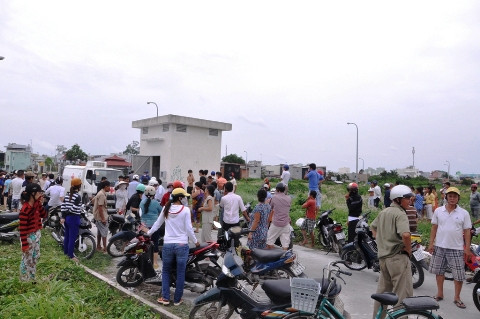 Người dân hiếu kỳ tập trung đông tại khu vực để xem vụ việc (Ảnh: Phạm Nguyễn) . Người dân hiếu kỳ tập trung đông tại khu vực để xem vụ việc (Ảnh: Phạm Nguyễn)