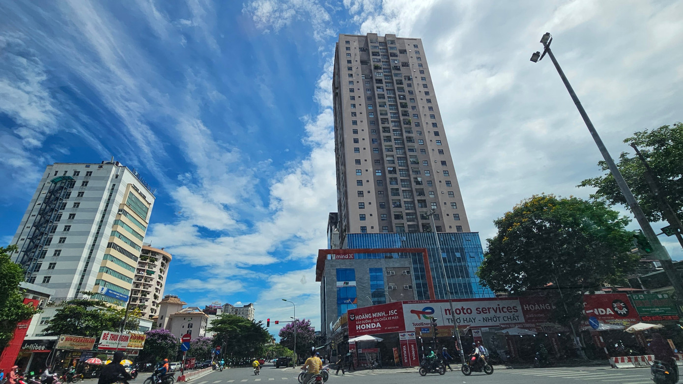 Trong danh sách 78 công trình vi phạm PCCC trên địa bàn quận Cầu Giấy còn có Tòa nhà hỗn hợp AZ Lâm Viên tại số 107 Nguyễn Phong Sắc (phường Dịch Vọng Hậu) của Công ty CP bất động sản AZ Thăng Long.